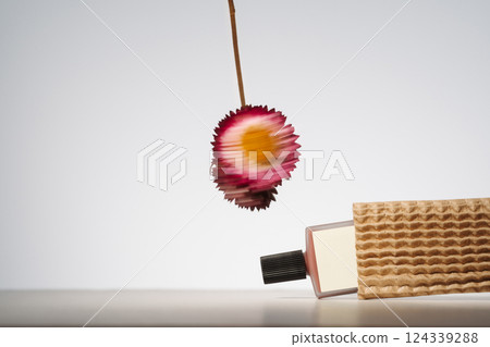 Blank beauty product in recycled delivery packaging Blank beauty product in recycled delivery packaging 124339288
