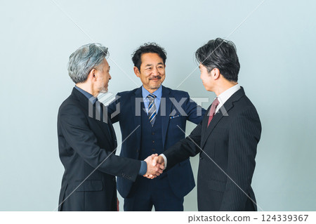一群中年男性商人握手 一群中年男性商人握手 124339367