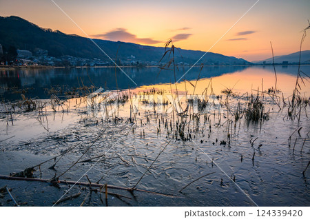 黎明時的諏訪湖 [拍攝地點：下諡訪町] 124339420