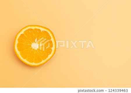 紅色夏橘的橫斷面 紅色夏橘的橫斷面 124339463