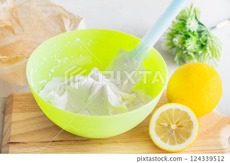 Add lemon juice to the yogurt steamed bread dough 124339512