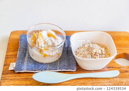Mango yogurt and oatmeal Mango yogurt and oatmeal 124339534