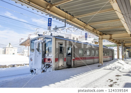 A Rumoi Main Line train stops at Fukagawa Station 124339584
