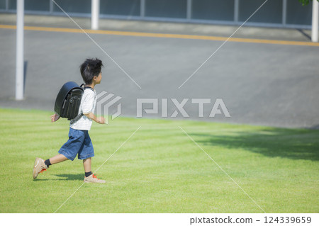 背著書包在戶外散步的小學生 124339659