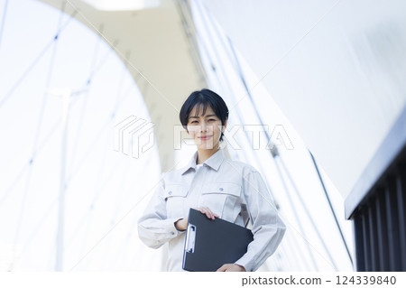 建築工地上穿著工作服的女人 124339840