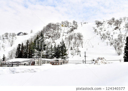 View of Echigo-Nakazato Station and the Yuzawa-Nakazato Snow Resort area (Yuzawa Town, Niigata Prefecture) [March 2025] 124340377