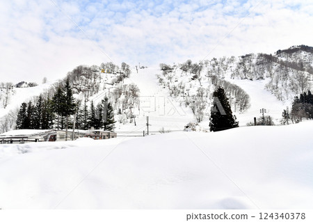 View of Echigo-Nakazato Station and the Yuzawa-Nakazato Snow Resort area (Yuzawa Town, Niigata Prefecture) [March 2025] 124340378