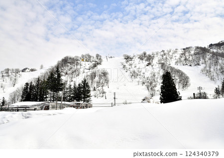 View of Echigo-Nakazato Station and the Yuzawa-Nakazato Snow Resort area (Yuzawa Town, Niigata Prefecture) [March 2025] 124340379
