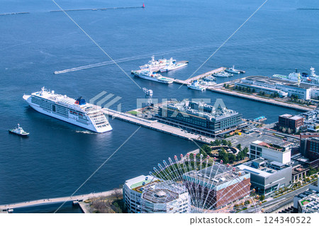 日本橫濱城市景觀。歐羅巴2號抵達橫濱港。即將登陸新光碼頭(3月25日) 日本橫濱城市景觀。歐羅巴2號抵達橫濱港。即將登陸新光碼頭(3月25日) 124340522
