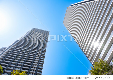 與塔公寓的都市風景 124340822