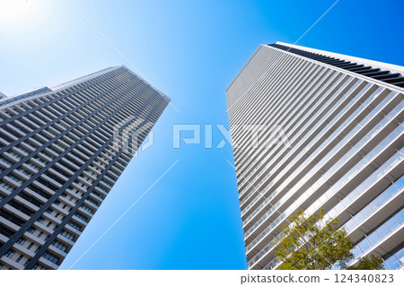 與塔公寓的都市風景 124340823