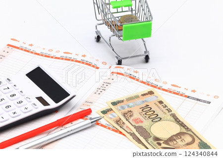 Image of household finances and living expenses Image of household finances and living expenses 124340844