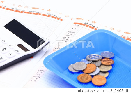 Image of household finances and living expenses 124340846