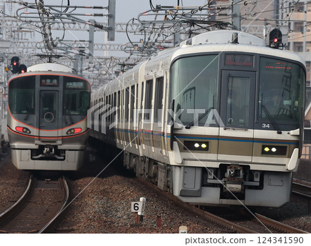 323 系列 (LS01) 本地列車和 221 系列 (NA416) 本地列車排隊 323 系列 (LS01) 本地列車和 221 系列 (NA416) 本地列車排隊 124341590