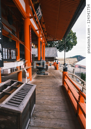 [Katsuo-ji Temple] The beautiful vermilion main hall 124341734