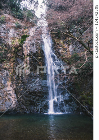 [Minoh Falls] Winter season scenery 124342308