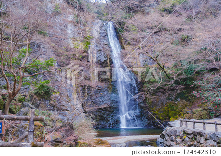 [Minoh Falls] Winter season scenery 124342310