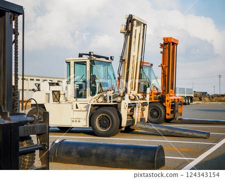 Large forklift 124343154