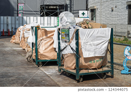 將建築工地產生的垃圾進行分類 124344075