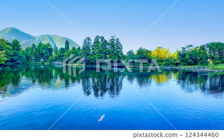 Fresh green Yufuin Kinka Lake 124344460