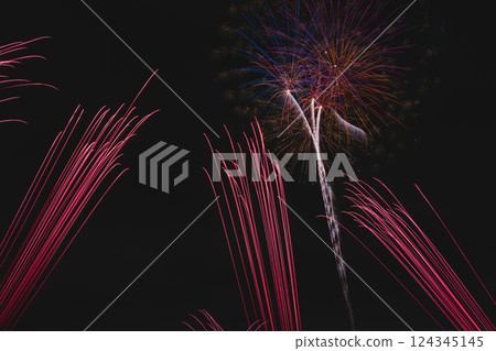 夜空中的聖誕煙火 124345145