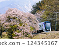 櫻花、雪山和中央線阿蘇薩特快列車 124345167