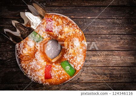 Roscon de reyes is a traditional Spanish Christmas pastry cake 124346116