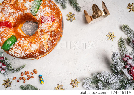 Roscon de reyes is a traditional Spanish Christmas pastry cake 124346119