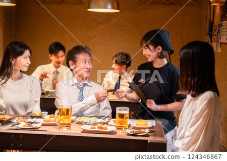 一位男性顧客在居酒屋進行無現金支付 124346867