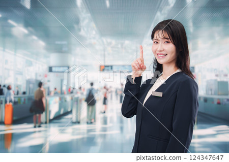 車站裡一位年輕的女工作人員正在指路 124347647