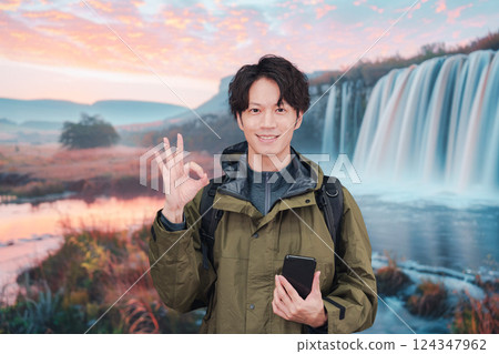 年輕人徒步/爬山 124347962