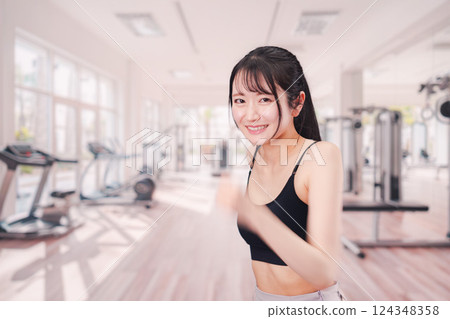 Young woman running in the gym 124348358