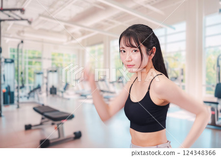 Young woman running in the gym 124348366