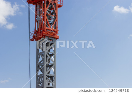 Close-up of the mast of a climbing crane. Image of a construction site 124349718