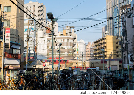 [Tokaido Main Line] Sunrise Seto and Izumo passing through Kamata Station early in the morning 124349894