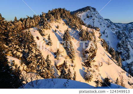 Mountain surface dyed in the morning glow (snowy scenery of Mt. Kuroboyama) Mountain surface dyed in the morning glow (snowy scenery of Mt. Kuroboyama) 124349913