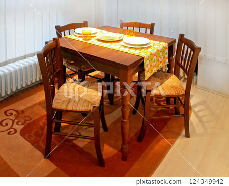 Dinning table 124349942