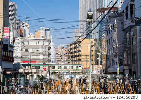 [Tokaido Main Line] A local train passing through Kamata Station early in the morning 124350298