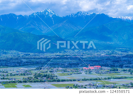 [Early summer materials] Azumino in early summer, a town surrounded by the Northern Alps [Nagano Prefecture] 124350571