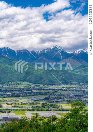 [Early summer materials] Azumino in early summer, a town surrounded by the Northern Alps [Nagano Prefecture] 124350581