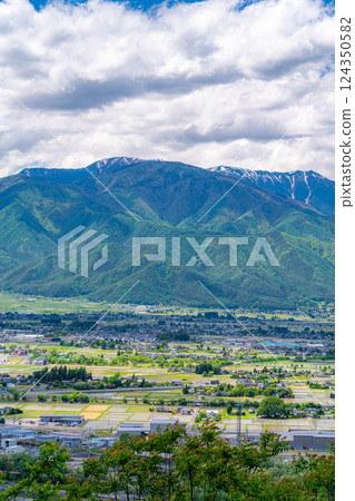 [Early summer materials] Azumino in early summer, a town surrounded by the Northern Alps [Nagano Prefecture] 124350582