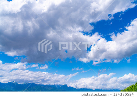 [Early summer materials] Azumino in early summer, a town surrounded by the Northern Alps [Nagano Prefecture] 124350584