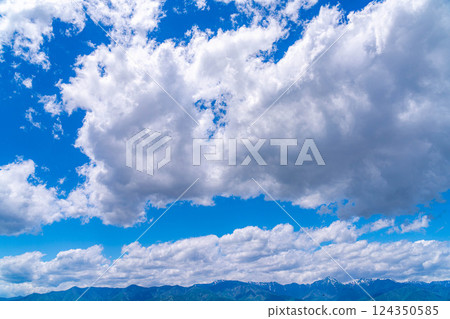 [Early summer materials] Azumino in early summer, a town surrounded by the Northern Alps [Nagano Prefecture] 124350585