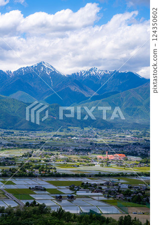 [Early summer materials] Azumino in early summer, a town surrounded by the Northern Alps [Nagano Prefecture] 124350602
