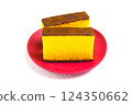 紅盤上的 Castella 蛋糕 124350662