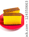 紅盤上的卡斯特拉蛋糕（垂直） 124350663