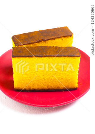 Castella cake on a red plate (vertical) 124350663