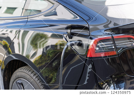 在停車場充電的黑色電動車 124350975