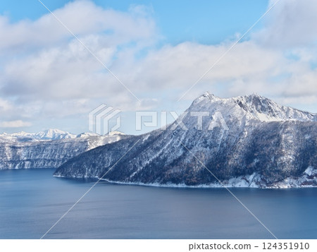 Lake Mashu in winter Lake Mashu in winter 124351910
