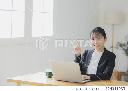 Business woman who operates a personal computer Business woman who operates a personal computer 124351985